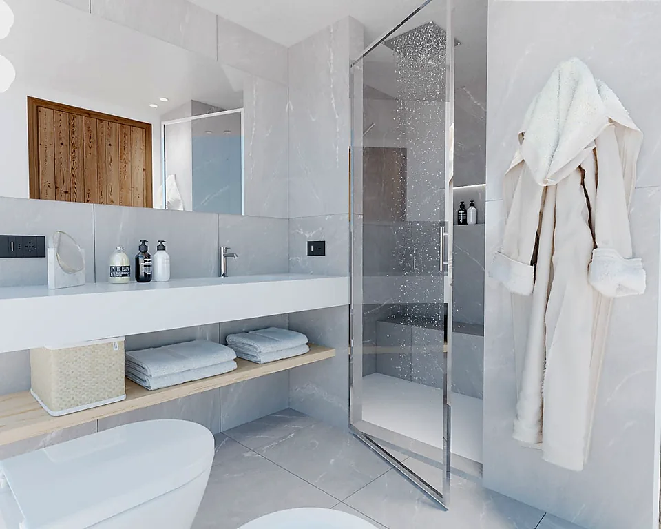 Bagno con doccia in cristallo, accappatoio bianco e dettagli in legno