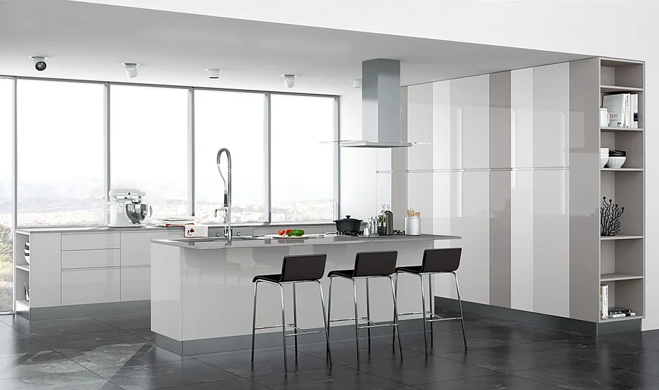 Cucina bianca con isola centrale e sgabelli neri